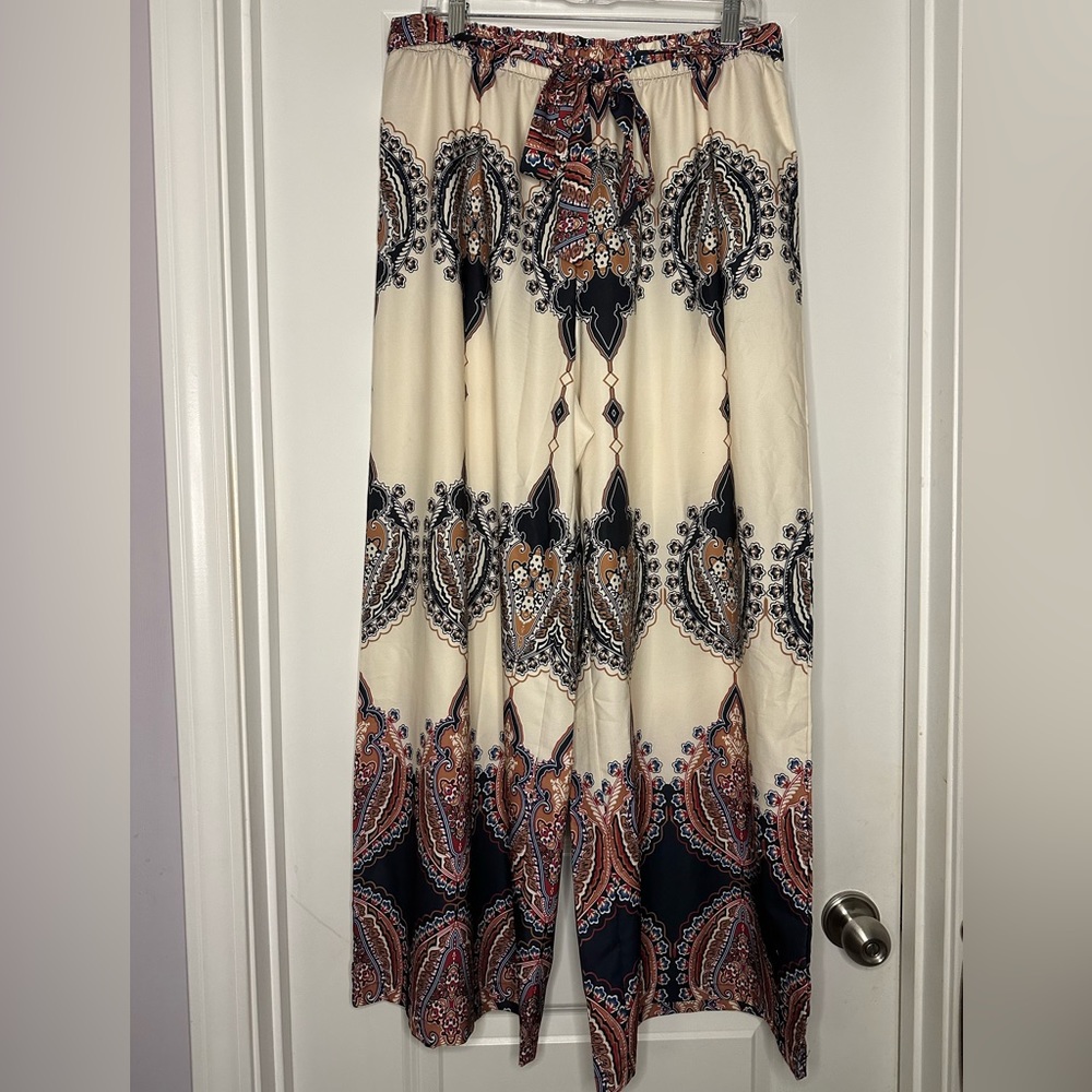 Beautiful, never worn Palazzo pants. Great for the beach or to an outdoor event!